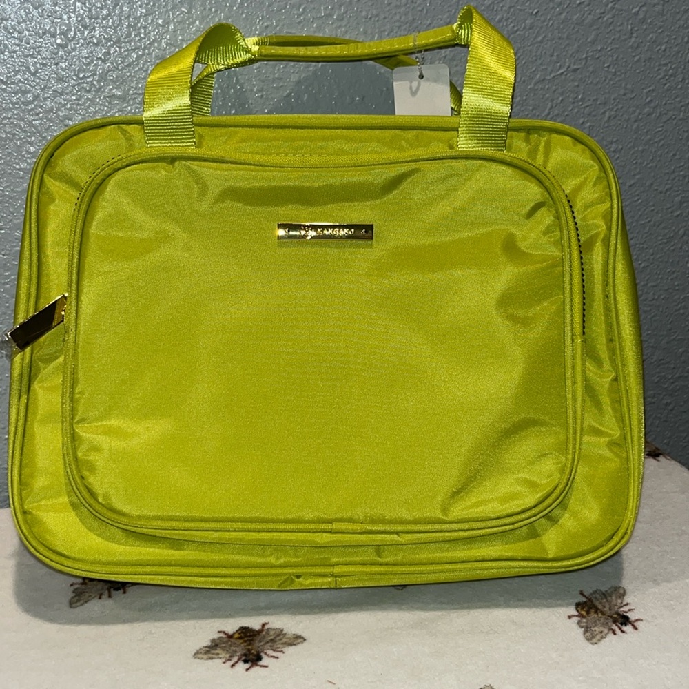 For your traveling needs great toiletry bag plenty of room! Vibrant color, green
